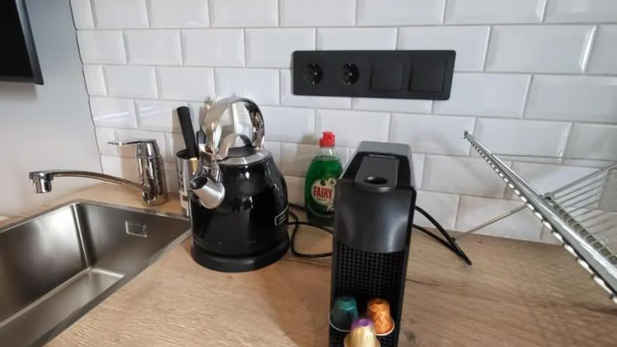 Capsule coffee machine and kettle in a cabin at Landbrot Guesthouse