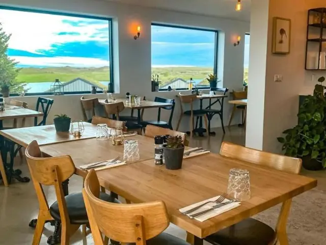 Dining room of the Bistro 1783 restaurant with a view of the fields, at Landbrot Guesthouse